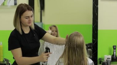 Bayan Kuaför müşteri saç üzerinde su püskürtme