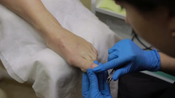 Profissional pedicurist nipping cutículas — Vídeo de Stock