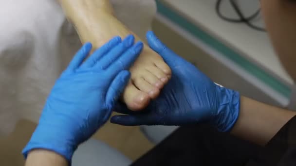 Косметик, дающий курортное лечение женской ноге — стоковое видео