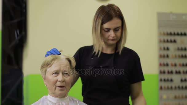 Mujer mayor moribunda en el salón de belleza — Vídeos de Stock