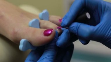 Ayak tırnaklarını için tırnak cilası uygulayarak pedicurist
