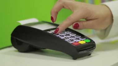 Kredi kartı ile ödeme için banka terminal kullanarak ele