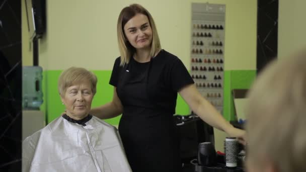 Mulher feliz olhando para o corte de cabelo no salão de cabeleireiro — Vídeo de Stock