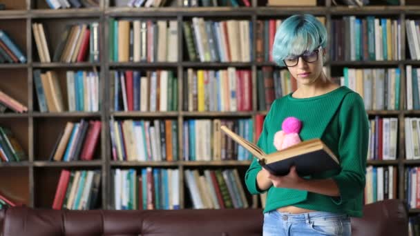 Smart söker kvinnlig student läsning i biblioteket — Stockvideo