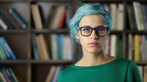 Retrato de chica hipster sonriente en gafas — Vídeos de Stock