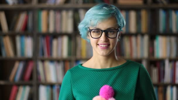 Hermosa joven con gafas de moda — Vídeos de Stock