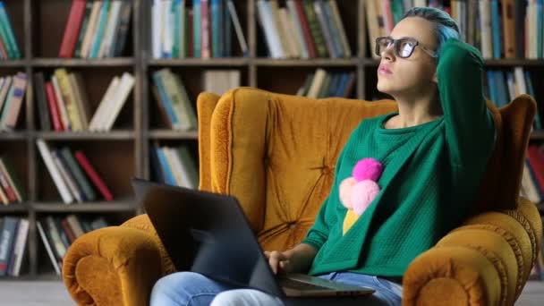 Contemplando freelancer femenina trabajando en laptop — Vídeos de Stock