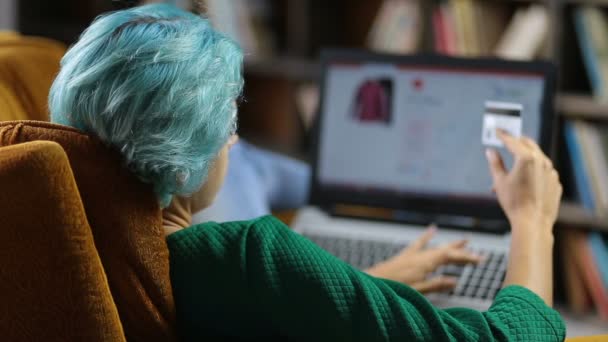 Bonito cliente feminino compras on-line com laptop — Vídeo de Stock