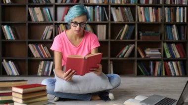 Kitap okurken hayal kırıklığına overworked öğrenci kız