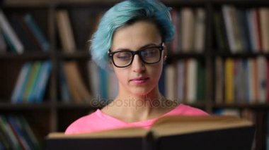 Hipster kadın okuma kitabı kitaplığındaki portresi