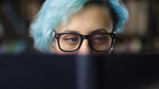 Gros plan de jeunes femmes face derrière la couverture du livre — Video