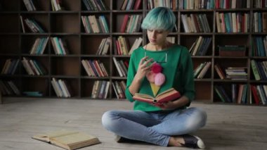 Düşünceli genç kadın bir kitap okuma keyfi