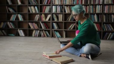 E-online laptop ile öğrenme kız öğrenci