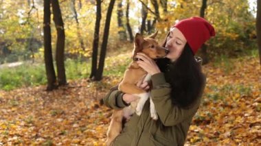 Kadın ile köpek sonbahar Park ihale sahne