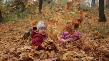 Yukarı atma düşen yapraklar sonbaharda iki mutlu çocuk