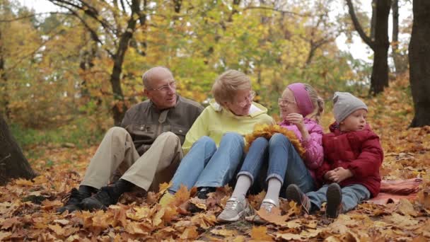 Счастливое семейное времяпровождение в осеннем парке — стоковое видео
