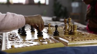 Satranç oyun oyuncu siyah kale hareket yapma