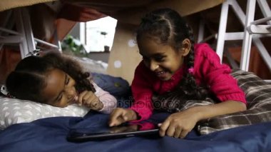 İki küçük kız evde tablet pc ile oynamak