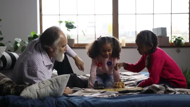 Anciano jugando ajedrez con linda nieta — Vídeo de stock