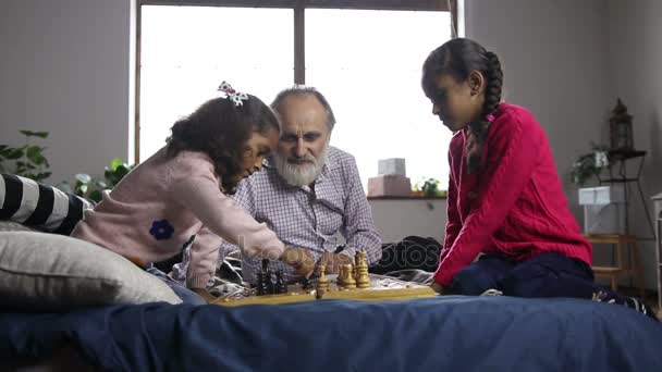 小女孩抓住了一个棋子, 在家里庆祝 — 图库视频影像