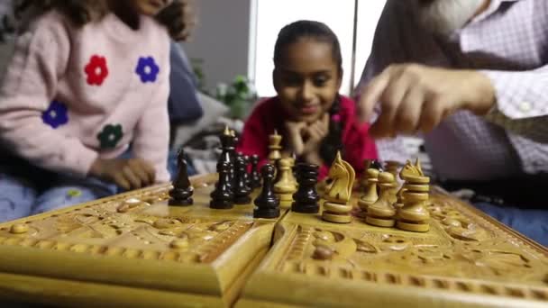 Skiftande familj spelar schack tillsammans hemma — Stockvideo