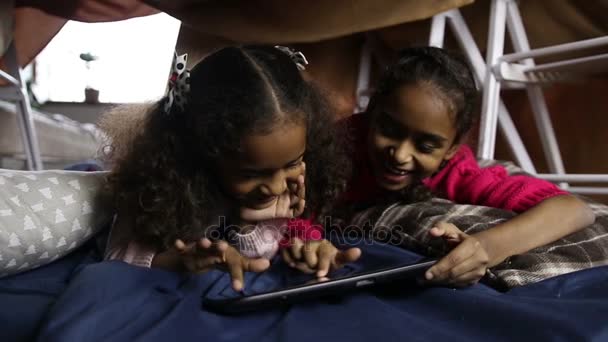 Sonriendo chicas afroamericanas utilizando tableta pc — Vídeos de Stock