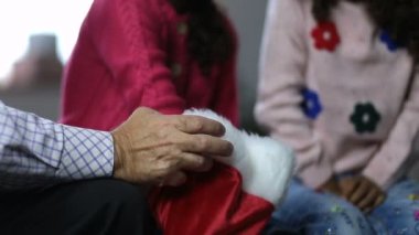 Çocuk Noel Baba şapkası dışarı çekerek adları eller