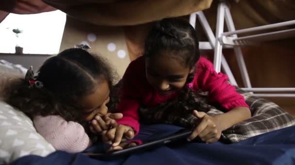 Opgewonden meisjes kijken naar grappige video op Tablet PC — Stockvideo