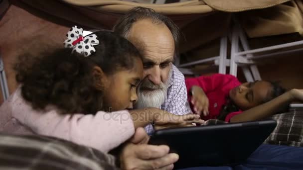 Enfants enseignant à grand-père à utiliser un gadget intelligent — Video