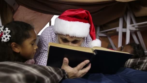 Dědeček, čtení knihy k jeho vnučky — Stock video