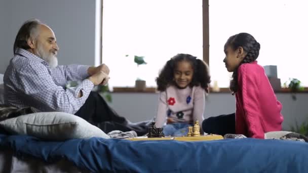 Fille au choix entre des pièces d'échecs noires ou blanches — Video