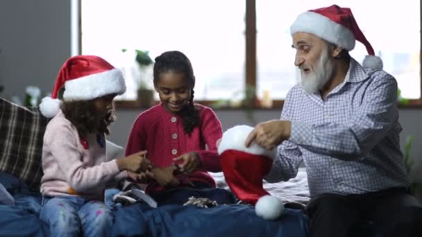 Família se preparando para jogar Papai Noel secreto em xmas — Vídeo de Stock