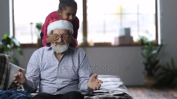Lindas niñas dando regalo de Navidad al abuelo — Vídeo de stock