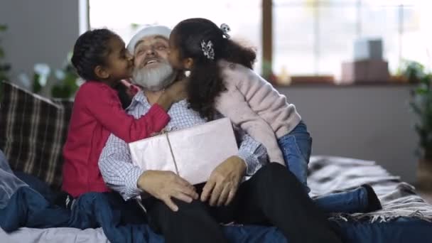 Nietos besando abuelo con regalo de Navidad — Vídeo de stock