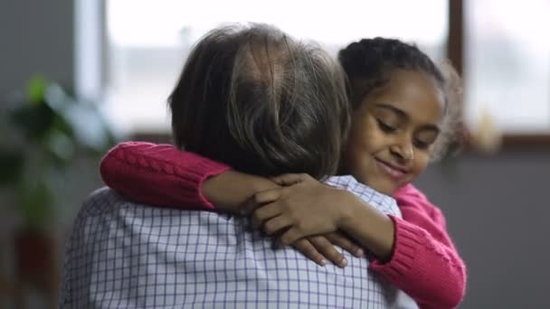 Niña cariñosa abrazando a su abuelo — Vídeo de stock