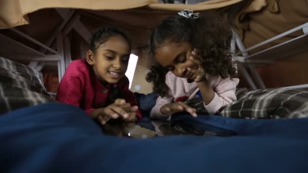 Χαριτωμένα κοριτσάκια σερφ το δίχτυ για tablet — Αρχείο Βίντεο