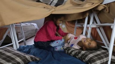 Evde gıdıklıyor sevimli Afrikalı-Amerikalı kardeşler