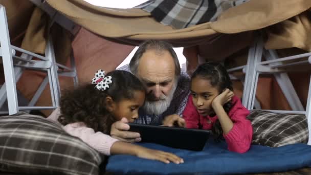 Clevere Kinder zeigen Opa, wie man Touchpad bedient — Stockvideo
