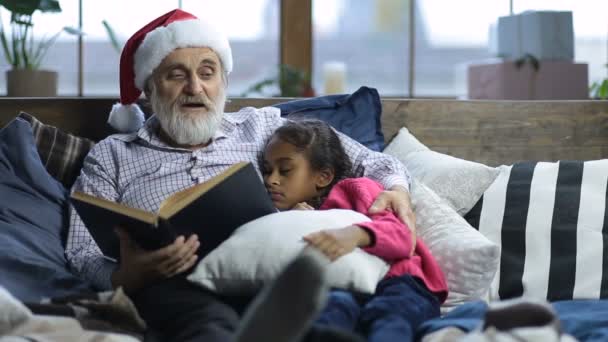 Abuelo leyendo cuentos para dormir a un niño somnoliento — Vídeos de Stock