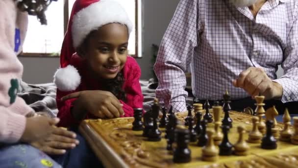Aranyos kislány santa kalap, néz a sakk játék