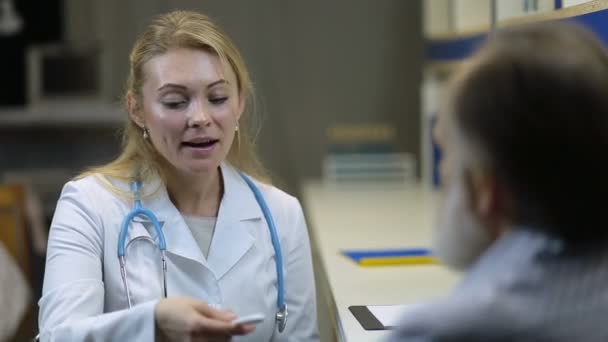 Attraktive Ärztin mit Thermometer in der Klinik — Stockvideo