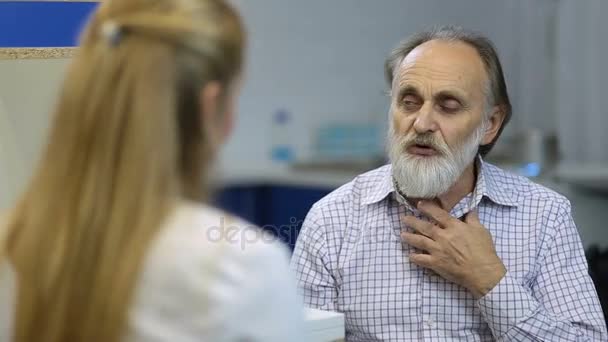 Мужчина пожилой пациент посещает врача в больнице — стоковое видео
