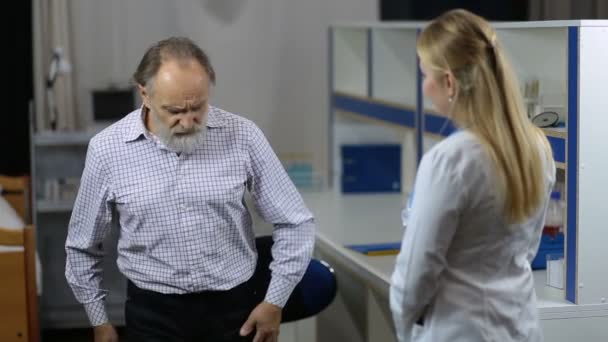 Ασθενή που πάσχει από οσφυαλγία σε ιατρικές εξετάσεις — Αρχείο Βίντεο