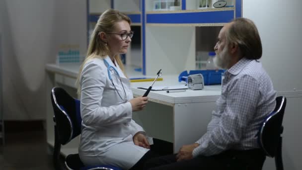 Femme médecin inspectant le système nerveux des patients — Video