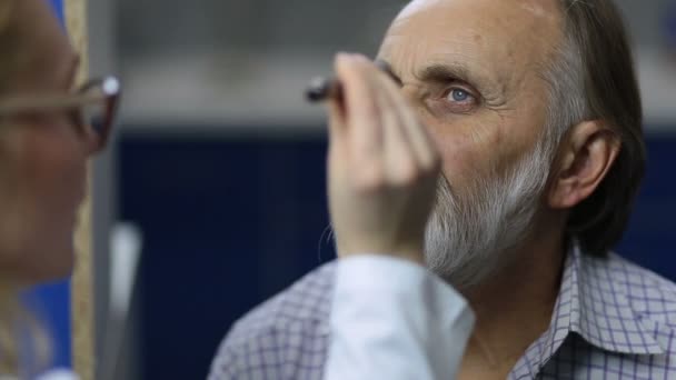 Médico examinando reflexo pupilar com lanterna — Vídeo de Stock