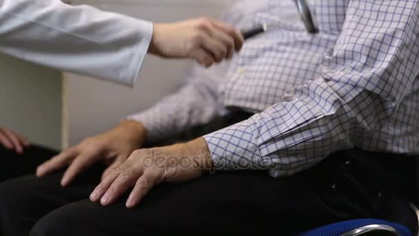 Neurologista verificando o reflexo do braço do paciente do sexo masculino — Vídeo de Stock