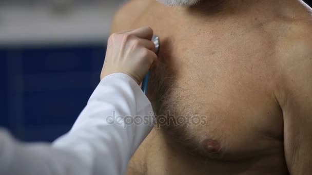 Female doctor examining a patients heartbeat — Stock Video