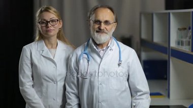 Doctos hastane Office gülümseyen portresi