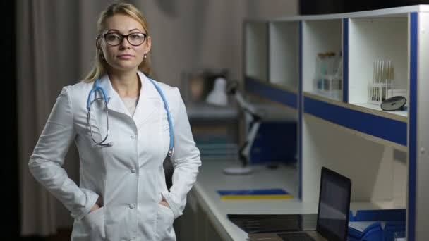 Porträtt av glad kvinnliga läkare leende på sjukhus — Stockvideo