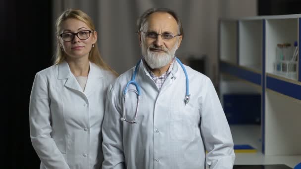 Retrato de doctos sonrientes en la oficina del hospital — Vídeos de Stock